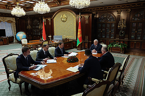 Lukashenko holds meeting to discuss mechanical engineering in Belarus