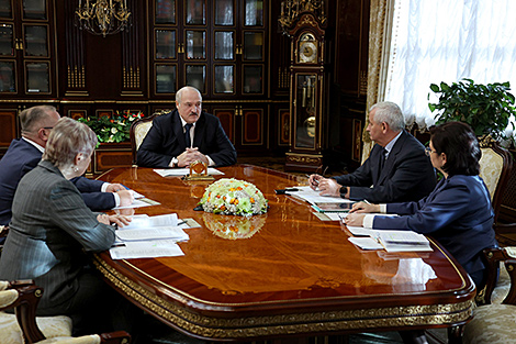 Lukashenko urges light industry to seize emerging opportunities