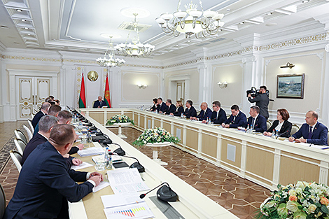 Lukashenko meets with government to address key social, economic issues Lukashenko meets with government to address key social, economic issues