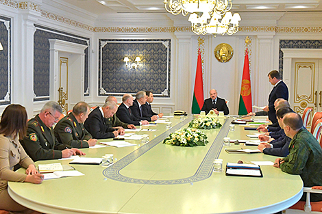 Lukashenko holds session to discuss topical issues