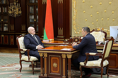Lukashenko discusses harvesting campaign, agricultural groups, vaccines with Vitebsk Oblast governor