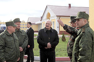 Lukashenko examines modernized weapons of 120th independent mechanized brigade