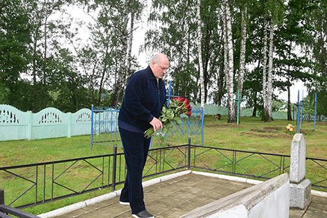 Lukashenko lays flowers at WW2 mass grave