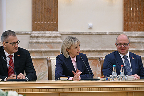 Lukashenko’s response to women’s regiments proposal met with applause