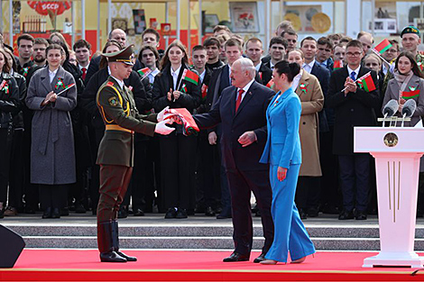 Vasilevskaya gives Lukashenko Belarusian flag flown to ISS