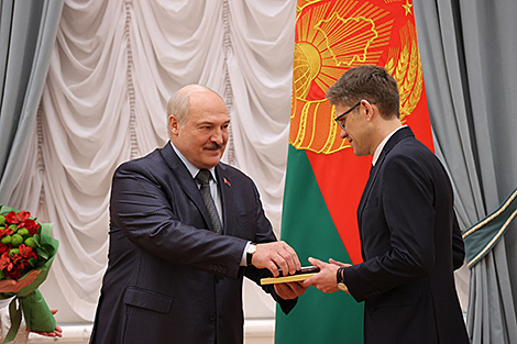 Lukashenko presents Union State Award in Science and Technology