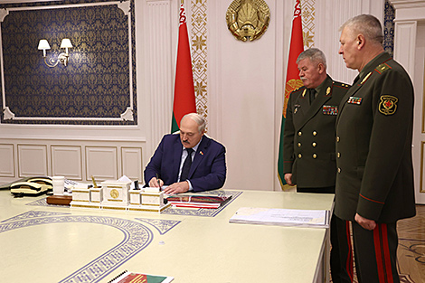 Lukashenko approves decisions on border protection in 2023