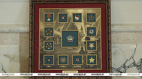 Lukashenko gets set of Soviet awards as gift from Russian defense minister