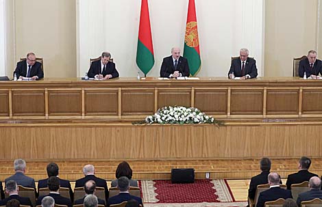 Lukashenko sets salary targets for Baranovichi District