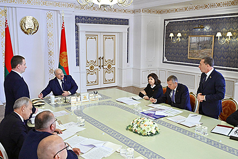 Lukashenko against thoughtless closure of schools, kindergartens, shops in countryside