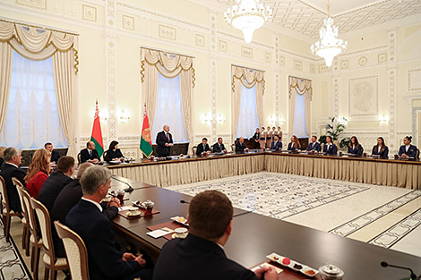 Lukashenko encourages athletes to compete for victory