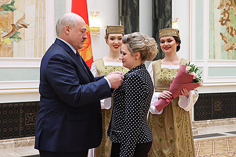 Lukashenko presents state awards, general’s shoulder straps
