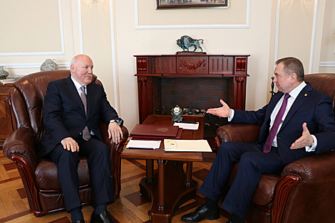 New Russian ambassador presents copy of credentials to Belarus foreign minister