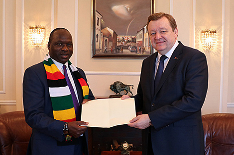 Belarusian FM receives copy of credentials from Zimbabwe’s Ambassador