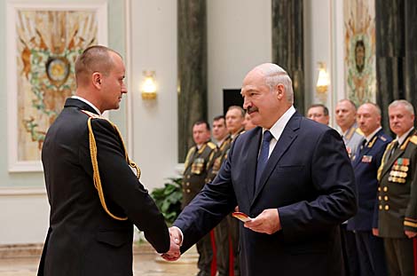 Lukashenko presents shoulder boards to high-ranking officers