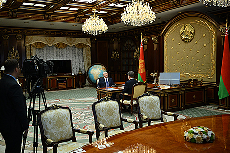 Lukashenko: Minsk’s average salary must be maintained, not forced
