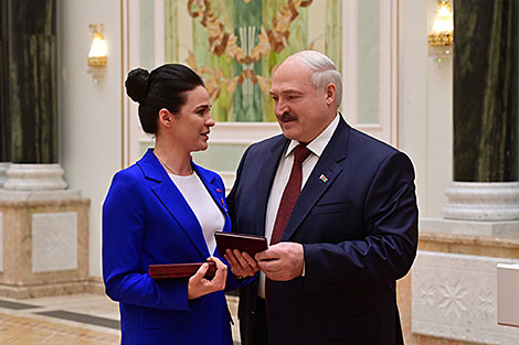 Lukashenko presents high awards to participants and organizers of space flight