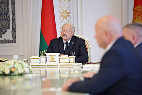Lukashenko: Local authorities must deliver results, treat people fairly