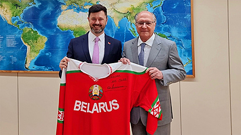 Belarusian ice hockey team’s jersey with Lukashenko’s autograph handed over to Brazil president