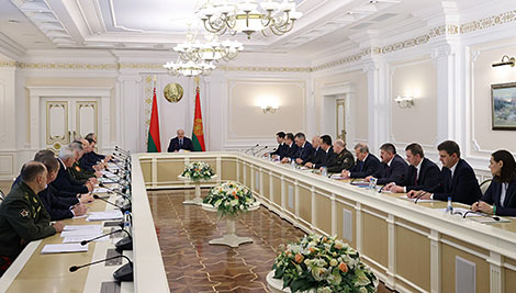 Lukashenko calls on Foreign Ministry, embassies to defend Belarus’ interests resolutely