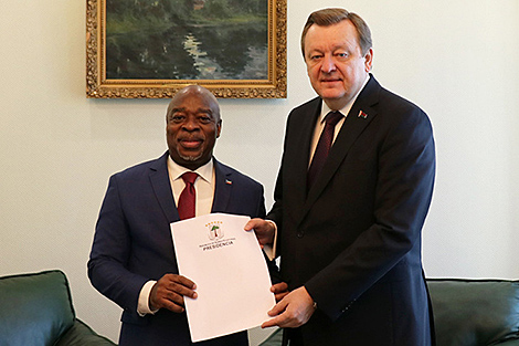 Equatorial Guinea ambassador presents copies of credentials to Belarus’ FM