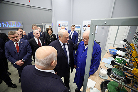Lukashenko praises veteran employee during Planar visit