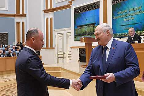 Lukashenko presents awards, diplomas to Belarusian scientists