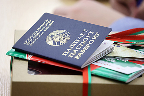 Lukashenko signs decree to grant citizenship to 257 people from 16 states