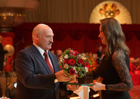 Lukashenko presents state awards to civil servants, performers, journalists