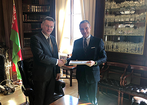 Belarus’ new ambassador presents copies of credentials in France