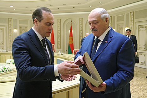 Lukashenko gifted historical book on Belarusians evacuated to Russia’s Mordovia
