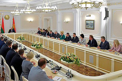 Lukashenko meets with proxies