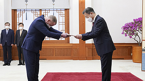 Belarusian ambassador presents credentials to president of South Korea