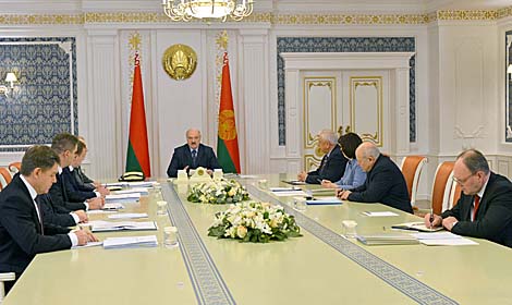 Lukashenko holds meeting to discuss efficiency of state-run enterprises
