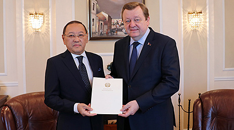 Kazakhstan’s ambassador presents copies of credentials to Belarus’ foreign minister