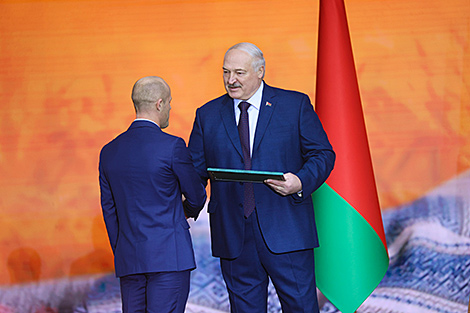 Lukashenko presents awards to best farmers of Mogilev Oblast
