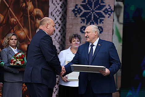 Lukashenko awards Vitebsk Oblast’s top agrarians