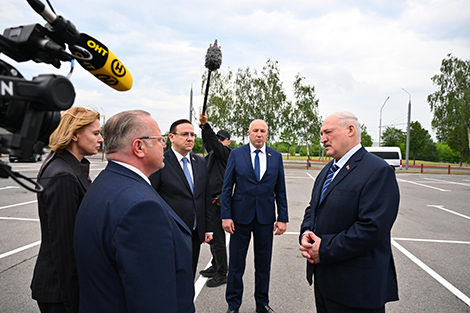 Lukashenko dresses down officials after stepping off helicopter