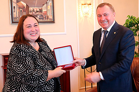 U.S. diplomat honored with Belarusian diplomatic service award
