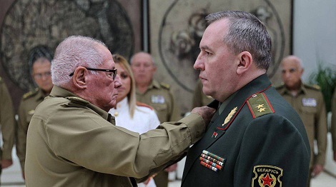 Belarus’ defense minister awarded Cuba’s Order of Playa Girón