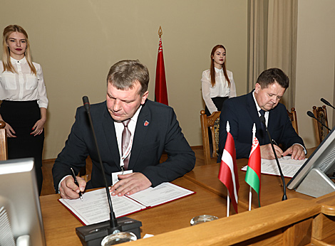 Regions of Belarus, Latvia sign four partnership agreements
