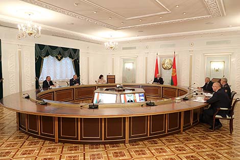 Lukashenko wants good quality of harvesting, machinery maintenance