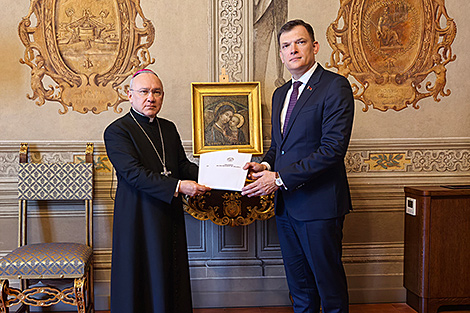 Belarus' ambassador presents copies of credentials at Vatican