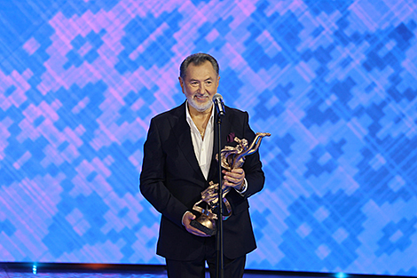 Lukashenko presents special award to Anatoly Yarmolenko, Syabry band at Slavianski Bazaar