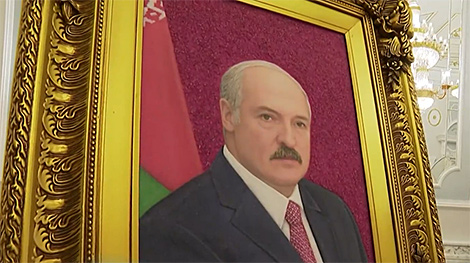 Vietnam’s Communist Party general secretary gifts gem portrait to Lukashenko