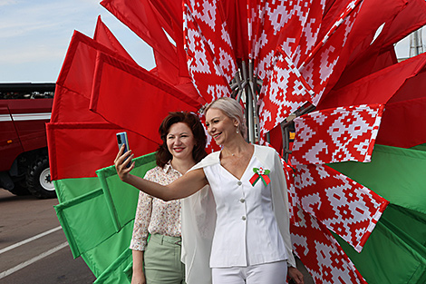 Opinion poll indicates growing trust of Belarusians in president, government, army, police, church