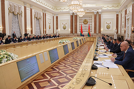 Lukashenko hosting meeting to discuss response to sanctions