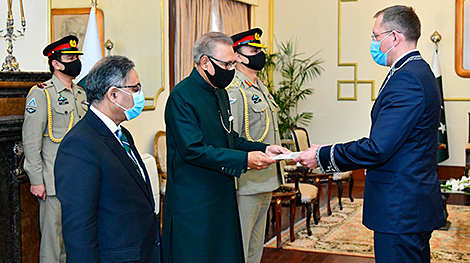 Belarusian ambassador presents credentials to Pakistan president