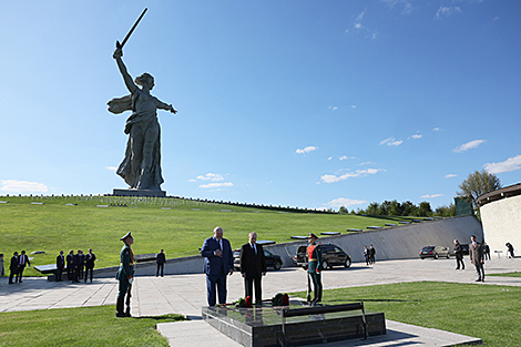 Lukashenko, Putin lay flowers at Mamayev Kurgan