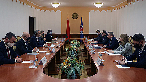 Belarus’ FM, IFRC president discuss situation with refugees at border